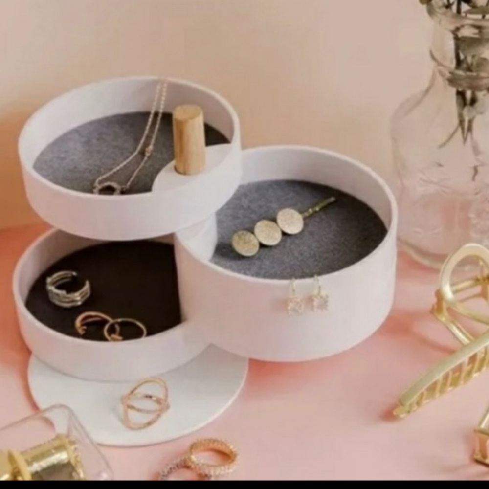 The 2 Bandits 3 Tiered standing jewelry tray organizer white new Fabfitfun